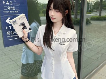 WUOE舞荷轻语荷叶边收腰款JK衬衫模特图